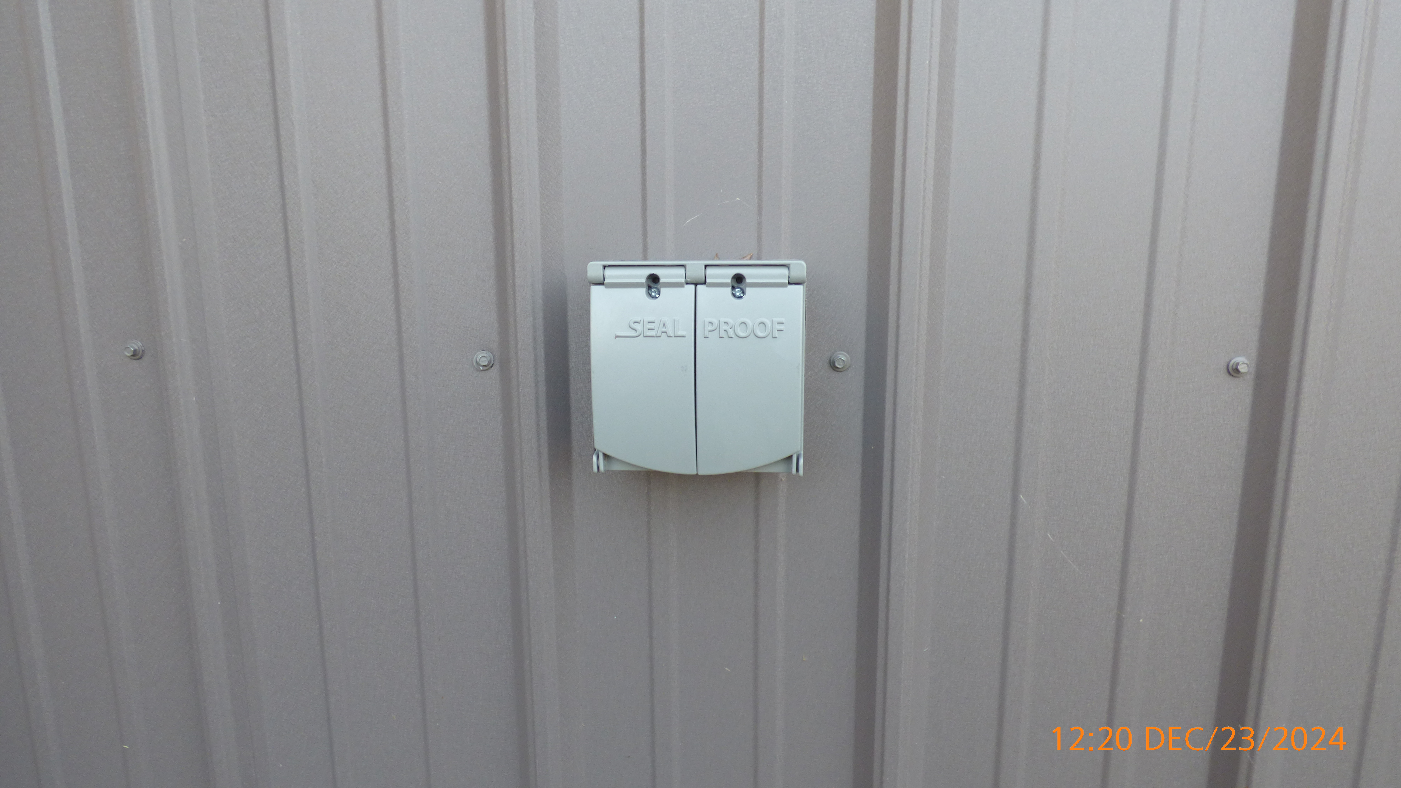 OUTDOOR OUTLET COVER CLOSED